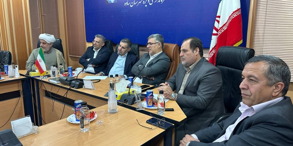 نشست احزاب و تشکل‌های سیاسی شهرستان ساوه با مشاور رئیس جمهور