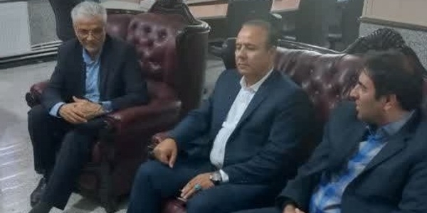 دیدار و نشست رؤسای ادارات راهداری، منابع آب، آب و فاضلاب و پست زرندیه با فرماندار شهرستان