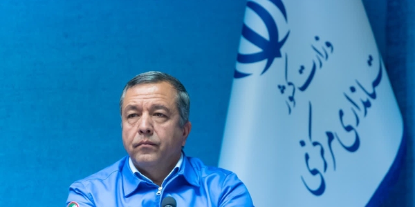 پیام قدردانی سرپرست اداره کل مدیریت بحران استان مرکزی از کلیه عوامل اجرایی مانور تمام عیار مدیریت بحران استان مرکزی "اقتدار آفتاب"

بسم‌الله‌الرحمن‌الرحیم
با حمد و سپاس به درگاه خداوند متعال،

 مانور ترکیبی «اقتدار آفتاب» با هدف ارزیابی میزان آمادگی، هماهنگی و توان عملیاتی دستگاه‌های عضو ستاد مدیریت بحران استان مرکزی برگزار شد.
این مانور با طراحی یک سناریوی پیچیده (وقوع همزمان چند حادثه)،  صحنه‌ای از هم‌افزایی، انسجام و تعامل مؤثر دستگاه‌ها در مدیریت صحنه بحران بود و جلوه‌ای از آمادگی، نظم و روحیه مسئولیت‌پذیری نیروهای خدوم استان را به نمایش گذاشت.

بدین‌وسیله از همکاری صمیمانه، حضور فعال و تلاش ارزشمند مدیران کل ، کارشناسان و نیروهای اجرایی تمامی دستگاه‌های شرکت‌کننده در این مانور که با تعهد، هماهنگی و دقت، زمینه برگزاری منظم و موفق آن را فراهم کردند، صمیمانه تقدیر و تشکر می‌نمایم.
قطعا ارزیابی نتایج این مانور می‌تواند به ارتقای کیفیت و اثربخشی مانورهای میدانی آینده کمک شایانی نماید و زمینه‌ساز افزایش سطح آمادگی استان در مواجهه با حوادث و بحران‌های احتمالی باشد.

سید مرتضی میری
سرپرست اداره کل و جانشین استاندار  در ستاد مدیریت بحران استان