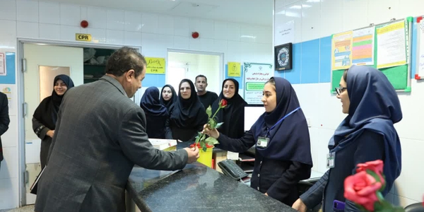 معاون برنامه‌ریزی فرمانداری و مسئولان حوزه سلامت زرندیه از پرستاران تجلیل کردند