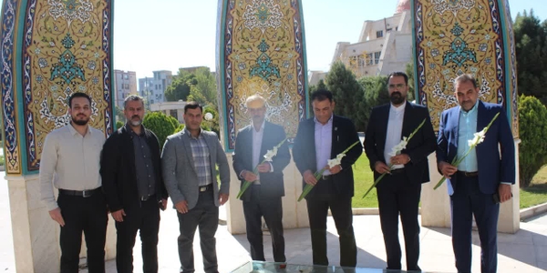 ادای احترام مدیرکل و کارشناسان پدافند غیرعامل استان به مقام شامخ شهدا