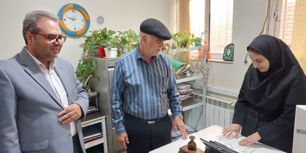 بازدید سرزده فرماندار شهرستان محلات از ادارات ثبت احوال، بیمه سلامت و مخابرات