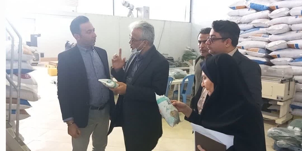 فرماندار زرندیه مشکلات واحد تولیدی ماه چین دانه را بررسی کرد