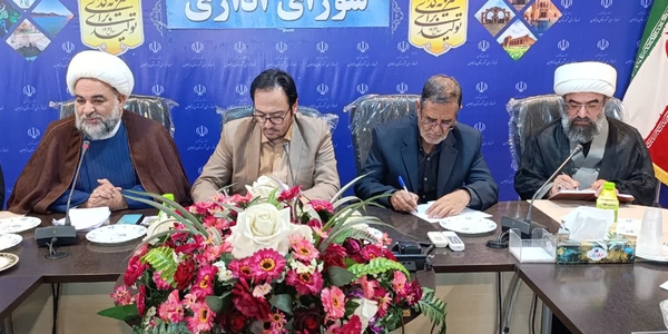 جلسه شورای اداری شهرستان دلیجان برگزار گردید 
جلسه شورای اداری شهرستان به ریاست مهندس گلشن و با حضور حجت الاسلام و المسلمین نکویی ماهانی امام جمعه شهر دلیجان حجت الاسلام والمسلمین عینلو امام جمعه شهر نراق مهندس محمد جلالی نماینده مردم شریف دلیجان و محلات و سایر اعضای شورای اداری برگزار گردید
در این جلسه حجت الاسلام نیکویی امام جمعه محترم در خصوص تبیین ویژگی مدیران از دیدگاه حضرت علی علیه السلام در نهج البلاغه به مواردی اشاره و تاکید کردند مدیران باید به دنبال اخلاق اسلامی باشند. مدیر اسلامی جایگاه بسیار مهمی دارد و با توجه به این موضوع که مسئولیت سنگینی داریم باید در قبال مردم پاسخگو باشیم و می‌بایستی رعایت اخلاق را در تمام موارد به کار ببریم. حجت الاسلام نیکویی ادامه دادند مدیر جامعه اسلامی باید متواضع و با انصاف باشد و از دروغ و فریب بپرهیزد شاخصه مهم مدیر در جامعه اسلامی آن است که تکیه‌گاهش فقط خداوند متعال باشد. مدیر می‌بایستی تصمیمات مد نظر آن اصول اسلامی باشد و اگر اخلاق محور مدیریت باشد انسان تمام کارهای خود را مطابق رضای خداوند انجام می دهد

.مهندس جلالی در خصوص مسائل فرهنگی تاکید کردند باید همه به فکر باشیم و از این وادادگی بپرهیزیم و می بایستی به مسئولیت خود رجوع کنیم
مهندس جلالی به فناوری نوین و هوش مصنوعی تاکید کردند و ادامه دادند این دو موضوع را هم باید مدیران مد نظر قرار بدهند در ادامه نماینده مجلس در خصوص دشمنی آمریکا و قسمتی از اروپا بیان بیان داشتند این کشورها هنوز هم با ما در جنگ هستند مانند جنگ رسانه‌ای و نگاه حضرت آقا این است که مردم کار خود را بکنند و به هیچ عنوان پریشان نباشند. ما باید مسئولیت خود را به شکل صحیح انجام بدهیم و من به شما بگویم به هیچ عنوان دشمنان ایران عزیز دست از سر ما بر نمی‌دارند و از قدرت گرفتن ما در فناوری‌های نوین می‌ترسند

فرماندار شهرستان دلیجان در شورای اداری بیان داشتند شرایط ما بعد از جنگ ۱۲ روزه بسیار بهتر شده است و این وفاق ایجاد شده را باید قدر بدانیم  می‌بایستی با همدلی و پشت کار برای رفع مشکلات مردم این همدلی را مضاعف کنیم ایشان به تمام مدیر اعلام کردند اگر مدیر کلی برای بازدید به شهرستان می‌آید حتماً باید با فرماندار هماهنگ شود این آخرین اخطاریست که در این جلسه به شما می‌دهم.فرماندار نیز در خصوص انتخابات پیش رو بیان کردند موارد قانونی و تذکرات را در جلسه آتی بیان خواهیم کرد.