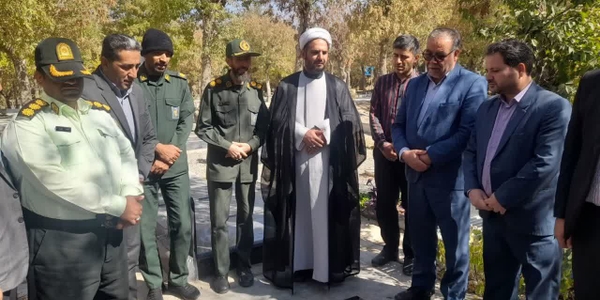 غبارروبی و گلباران مزار مطهر شهدای شهرستان کمیجان به مناسبت آغاز هفته فرهنگی