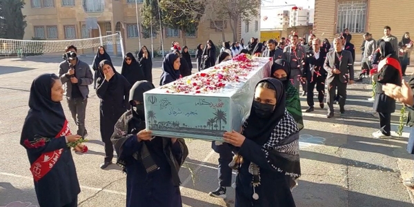 آیین استقبال از پیکر مطهر شهید گمنام در مدارس محلات برگزار شد.