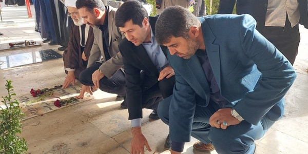 گلباران قبور مطهر شهدا در محلات با حضور مسئولان و بسیجیان
