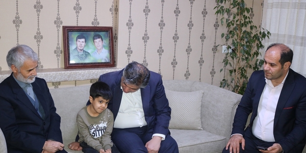 استاندار مرکزی با خانواده شهید مجتبی دالایی در خمین دیدار کرد