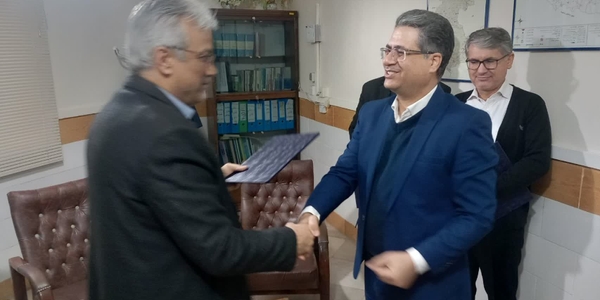 حضور صبحگاهی فرماندار زرندیه در اداره ثبت احوال و تقدیر از کارکنان