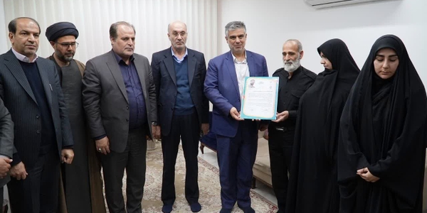 تجلیل استاندار مرکزی از خانواده شهید مدافع امنیت رضا نوری در ساوه