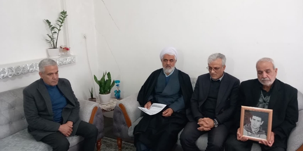 تجدید میثاق با خانواده شهیدان: فرماندار زرندیه با والده شهید احمد قلعه بیگی دیدار کرد