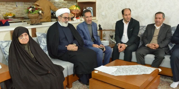 رییس سازمان قضایی نیروهای مسلح کشور با خانواده شهید غلامرضا رجبی در خمین دیدار کرد