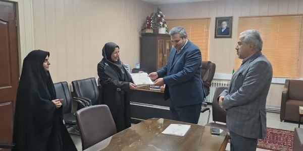 تقدیر فرماندار شهرستان کمیجان از بانوان شاغل در فرمانداری به مناسبت سالروز ولادت حضرت فاطمه زهرا(س)