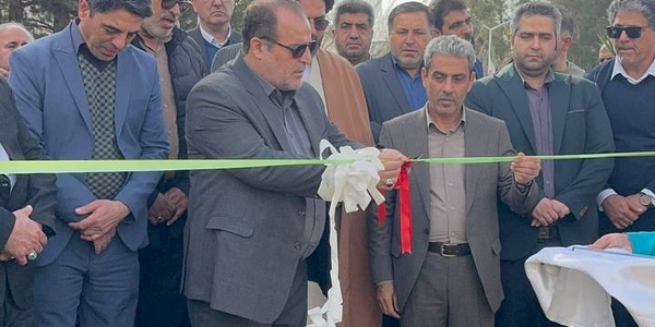 زمین چمن شهید امینی با حضور فرماندار ساوه افتتاح شد