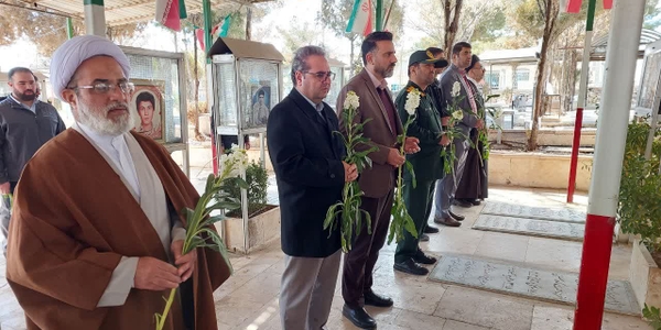 مراسم گلباران قبور مطهر شهدا در محلات برگزار شد.