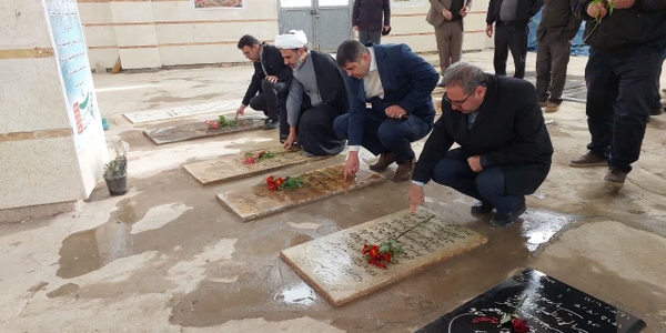 هم‌زمان با ایام‌الله دهه فجر، مراسم گلباران قبور مطهر شهدای روستای طایقان با حضور مسئولان و مردم برگزار شد.