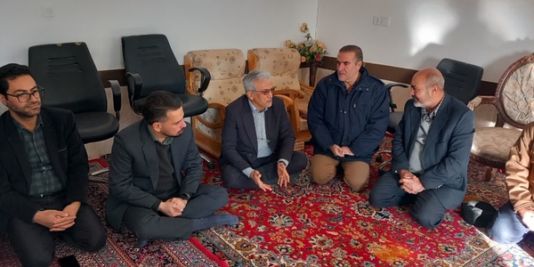 بازدید مسئولان شهرستان زرندیه از روستای فیض‌آباد برای بررسی مشکلات اهالی