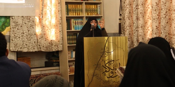 حضور مفتح زاده مدیرکل امور زنان وخانواده استانداری در گرد همایی بانوان ایثارگرشهرداود آباد

🔹مفتح زاده در این مراسم با بیان خاطرات و روایتگری نقش بانوان بویژه دانش آموزان ودانشجویان دختر در دوران دفاع مقدس هشت ساله، بر باور توانمندیهای بانوان وتأثیرگذاری آنها در حوزه های مختلف به عنوان مهمترین سرمایه اجتماعی کشور واستان تأکید کرد.  

 دوشنبه ۱۳ بهمن ۱۴۰۴
