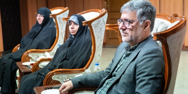 دیدار رییس مرکز امور زنان و خانواده وزارت کشور با استاندار مرکزی 

🔹پروین داداندیش، مشاور وزیر و رییس مرکز امور زنان وخانواده وزارت کشوردر جریان سفر به استان مرکزی به منظور نشست تعاملی بابانوان پیشگام سیاسی،اجتماعی، فرهنگی،اقتصادی، علمی وفناوری استان، با دکتر مهدی زندیه‌وکیلی،  وباحضورمفتح زاده مدیرکل امور زنان وخانواده استانداری دیدار و گفت‌وگو کرد.

🗓 یکشنبه ۲۶ بهمن ۱۴۰۴