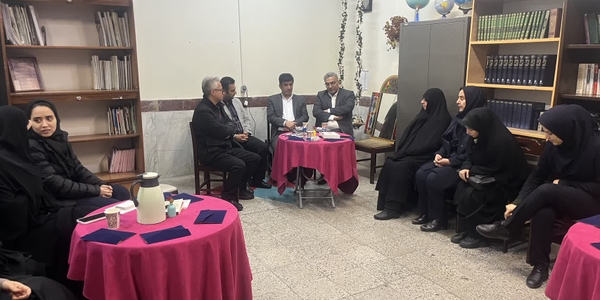 ازدید معاون استاندار از اجرای طرح زیست عفیفانه در مدارس

🔹معاون توسعه مدیریت و منابع استانداری مرکزی به همراه مدیران کل امور زنان و خانواده‌ و آموزش و پرورش باحضور در یکی از مدارس اراک از اجرای طرح زیست عفیفانه با عنوان «زندگی و بالندگی» بازدید کرد.

🔹هدف از اجرای این طرح، آرامش روحی و امنیت روانی دختران، تقویت هویت ایرانی و اسلامی در دختران، کاهش خشونت علیه دختران و تقویت بنیان خانواده است.

دوشنبه ۱۳ بهمن ۱۴۰۴