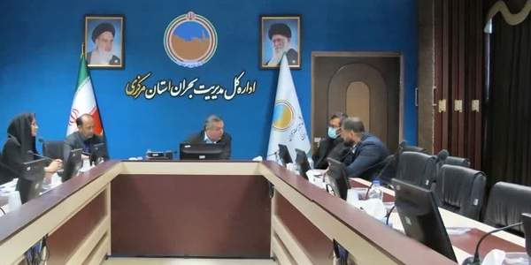 بازدید بازرسین ویژه رئیس جمهور از استان مرکزی و اداره کل مدیریت بحران

 بازرسین ویژه رئیس جمهور محترم با حضور در استان مرکزی و  اداره کل مدیریت بحران، از نزدیک در جریان روند اقدامات و برنامه‌های این اداره کل و دستگاه های امدادی و خدماتی قرار گرفتند. در ابتدای این بازدید و پس از استقبال سید مرتضی میری مدیرکل مدیریت بحران استان مرکزی جلسه‌ای با حضور کارشناسان مربوطه برگزار شد.

در این نشست، گزارش جامع و تفصیلی از عملکرد اداره کل، به‌ویژه اقدامات انجام‌شده در ارتباط با موضوع «جنگ رمضان» در تمام حوزه های امدادی و خدماتی استان  ارائه گردید. 
بازرسین ویژه رئیس جمهور نیز ضمن ابلاغ پیام سلام و خدا قوت از سوی ریاست محترم جمهوری و رئیس محترم دفتر بازرسی ویژه رئیس جمهور، از تلاش‌ها و زحمات بی‌وقفه مجموعه مدیریت بحران استان و همه دستگاه های اجرایی و نیروهای نظامی، انتظامی و امنیتی قدردانی کردند.

وی با اشاره به نقش مهم مدیریت بحران در هماهنگی و هم‌افزایی موثر میان بخش‌های مختلف، ارزیابی خود را از اقدامات انجام‌شده مثبت دانستند و بر استمرار این روند و آمادگی برای شرایط احتمالی آتی تأکید نمودند.
ایشان همچنین از اغلب  فرمانداری‌ها ، بخشداری ها ، آتش نشانی، مجتمع امدادی هلال احمر ، اورژانس و بیمارستان حضرت ولی عصر (ع) اراک و محل های آسیب دیده از نزدیک بازدید کردند.