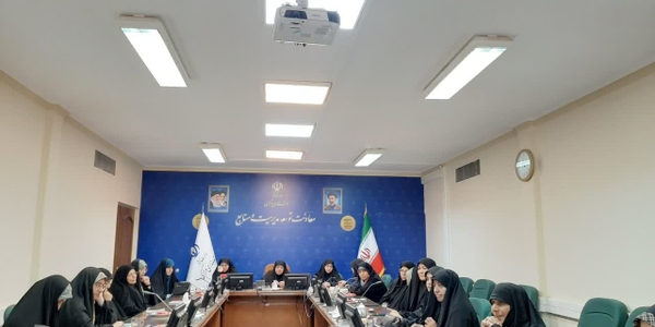 جلسه ستاد پشتیبانی بانوان مرکزی از دفاع مقدس ومقاومت به ریاست مفتح زاده مدیرکل امورزنان وخانواده استانداری مرکزی