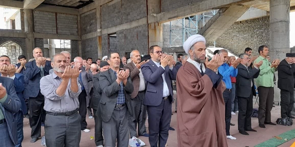 برگزاری نماز جمعه شهر خنداب با حضور فرماندار در جمع مومنین نمازگزار