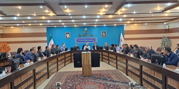 🔻برداشت‌های غیر اصولی، تغییر کاربری اراضی و تأمین نشدن حقابه از مهم‌ترین تهدیدات تالاب میقان است

🔹 ستاد هماهنگی و مدیریت تالاب‌های استان مرکزی، به ریاست معاون هماهنگی امور عمرانی استاندار و با حضور مدیرکل مدیریت بحران استان مرکزی و سایر اعضای مربوطه برگزار شد.  
🔹در این جلسه با اشاره به تهدیدات اصلی تالاب میقان، برداشت‌های غیر اصولی، تغییر کاربری اراضی اطراف تالاب و تأمین نشدن حقابه را از عوامل تخریب اکوسیستم و تشدید ریزگردها در منطقه دانسته شد و بر لزوم تدوین و اجرای برنامه‌های پیشگیرانه برای مدیریت بحران‌هایی مانند آتش‌سوزی در تالاب تأکید شد. 

🔹تسریع در پیگیری سند تالاب برای انتقال به نام محیط‌زیست، ورود پساب تصفیه‌شده مطابق استانداردها، پیشگیری از آتش‌سوزی، استفاده از ظرفیت نیزارها در چرخه تولید، تأمین تجهیزات موردنیاز و اصلاح میزان برداشت شرکت معدنی املاح متناسب با توان اکولوژیک تالاب از مهم‌ترین مصوبات این نشست بود.