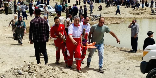 🔴 غرق شدن ۵ نفر در سد خاکی یاسبلاغ کمیجان / همه جان باختند

مدیرکل مدیریت بحران استانداری مرکزی از جان باختن ۵ نفر در حادثه غرق‌شدگی سد خاکی روستای یاسبلاغ شهرستان کمیجان خبر داد.

سید مرتضی میری اظهار کرد: حوالی ساعت ۱۱ صبح امروز گزارشی مبنی بر غرق شدن ۵ نفر در سد خاکی روستای یاسبلاغ دریافت شد که بلافاصله تیم‌های امدادی و نیروهای عملیاتی به محل حادثه اعزام شدند.

وی افزود: با اعزام تیم غواصی آتش‌نشانی از طریق اورژانس هوایی، هر پنج نفر از آب خارج و عملیات احیا بر روی آنان انجام شد، اما متأسفانه تلاش نیروهای امدادی مؤثر واقع نشد و تمامی افراد جان خود را از دست دادند.

مدیرکل مدیریت بحران استانداری مرکزی با بیان اینکه علت دقیق حادثه در دست بررسی است، گفت: بر اساس شواهد اولیه، این افراد هنگام شستشوی دام‌های خود در آب سد دچار حادثه شده‌اند.

پنجشنبه 7 خرداد 1404