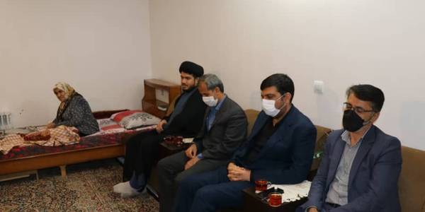 مهندس امیر هادی فرماندار اراک وهیات همراه عصر  شنبه یازدهم دیماه با خانواده شهید محمدی در اراک دیدار کردند.