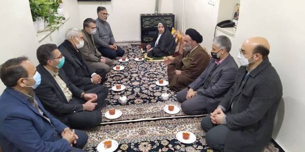 فرماندار ، امام جمعه و نماینده مردم خمین در مجلس با خانواده شهیدان اسدی و زاغی دیدار کردند