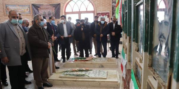ادای احترام مسئولین به گلزار مطهر شهدا در روستای گرکان شهرستان آشتیان
