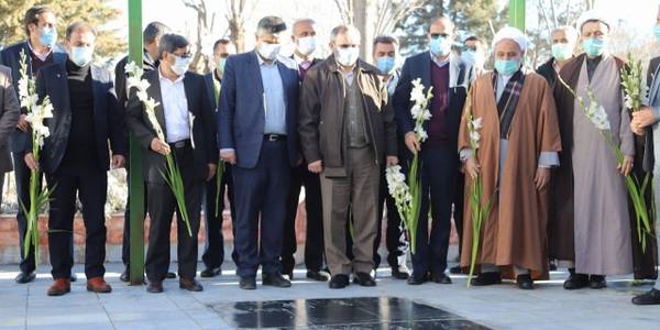 ادای احترام مسئولین استان بر گلزار مطهر شهدا در شهر آستانه