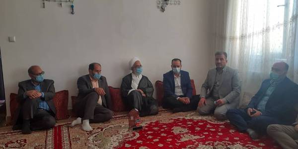 دیدار نوروزی فرماندار با تعدادی از خانواده های شهدای مدافع حرم شهرستان دلیجان