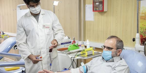 استاندار مرکزی خون اهدا کرد- دعوت از خیرین سلامت برای مشارکت در تجهیز و توسعه مراکز انتقال خون استان