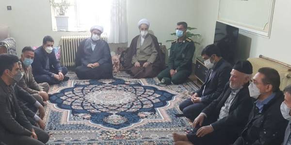 دیدار فرماندارشهرستان خنداب با خانواده های معظم شهیدان علی قربان اسدی و حمید اسدی از شهدای فرهنگی شهرستان در روستای آقداش