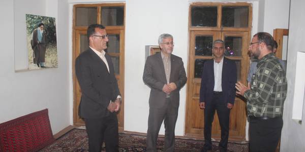 رئیس سازمان مدیریت و برنامه ریزی استان از بیت قدیمی حضرت امام در خمین بازدید کرد