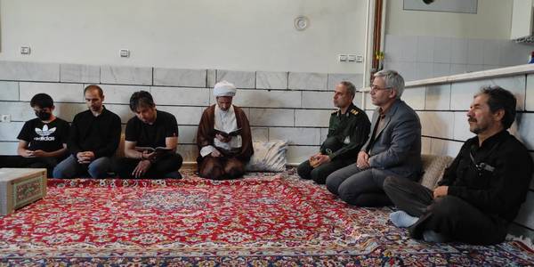 مسئولان شهرستان خمین با خانواده شهید علی کمانی دیدار کردند