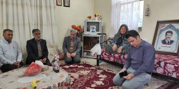 فرماندار شهرستان خمین با خانواده شهید عباس اسلامی نیا دیدار کرد