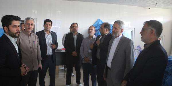فرماندار و نماینده مردم خمین در مجلس از کارگاه تولید لباس بیمارستانی در روستای فرنق بازدید کردند