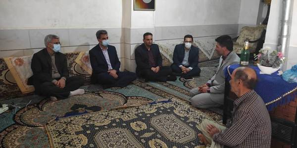فرماندار و مدیرعامل شرکت توزیع برق استان با خانواده های تحت پوشش کمیته امداد و بهزیستی در خمین دیدار کرذند