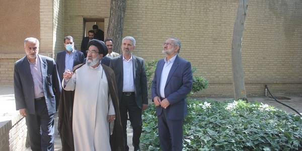 معاون پارلمانی رئیس جمهور از بیت قدیمی حضرت امام در خمین بازدید کرد