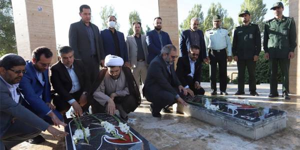 همزمان با هفته دولت، جمعی از مدیران استان با حضور در گلزار مطهر شهدای کمیجان به مقام شامخ شهدا ادای احترام کردند.