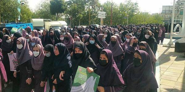 حضور فرماندار خنداب در جمع راهپیمایی کنندگان حمایت از حجاب