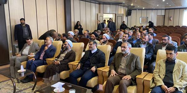 نشست وزیر فرهنگ و ارشاد اسلامی با جمعی از هنرمندان و فعالان رسانه ی شهرستان
