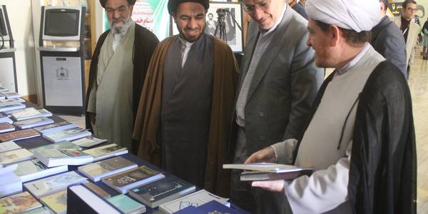 نمایشگاه کتاب با موضوع حضرت امام (ره) و انقلاب اسلامی در خمین افتتاح شد