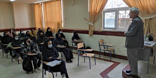 نشست بصیرتی جهاد تبیین در هنرستان کار و دانش شهیدان آندی برگزار شد