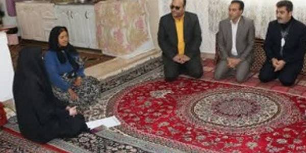 دیدار فرماندار شهرستان شازند با چند تن از خانواده های تحت پوشش کمیته امداد امام خمینی(ره) روستاهای بخش زالیان