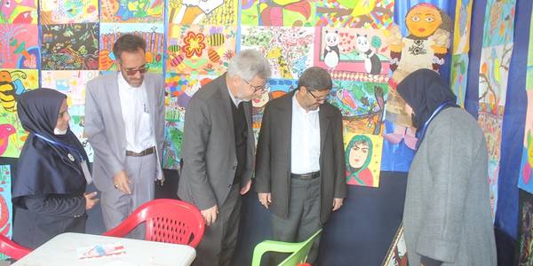 فرماندار و مدیر کل دفتر امور اجتماعی استانداری از غرفه های فرهنگی مستقر در بیت حضرت امام (ره) بازدید کردند