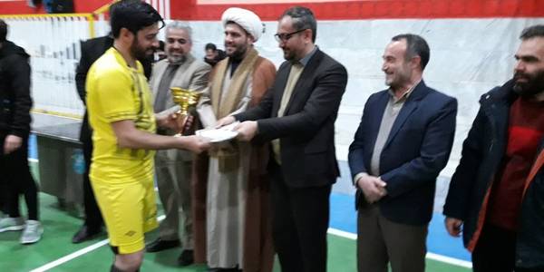 تجلیل از برترینهای جام شهدای ورزشکار کمیجان در سالن ورزشی شهید چمران همراه با فرماندار محترم